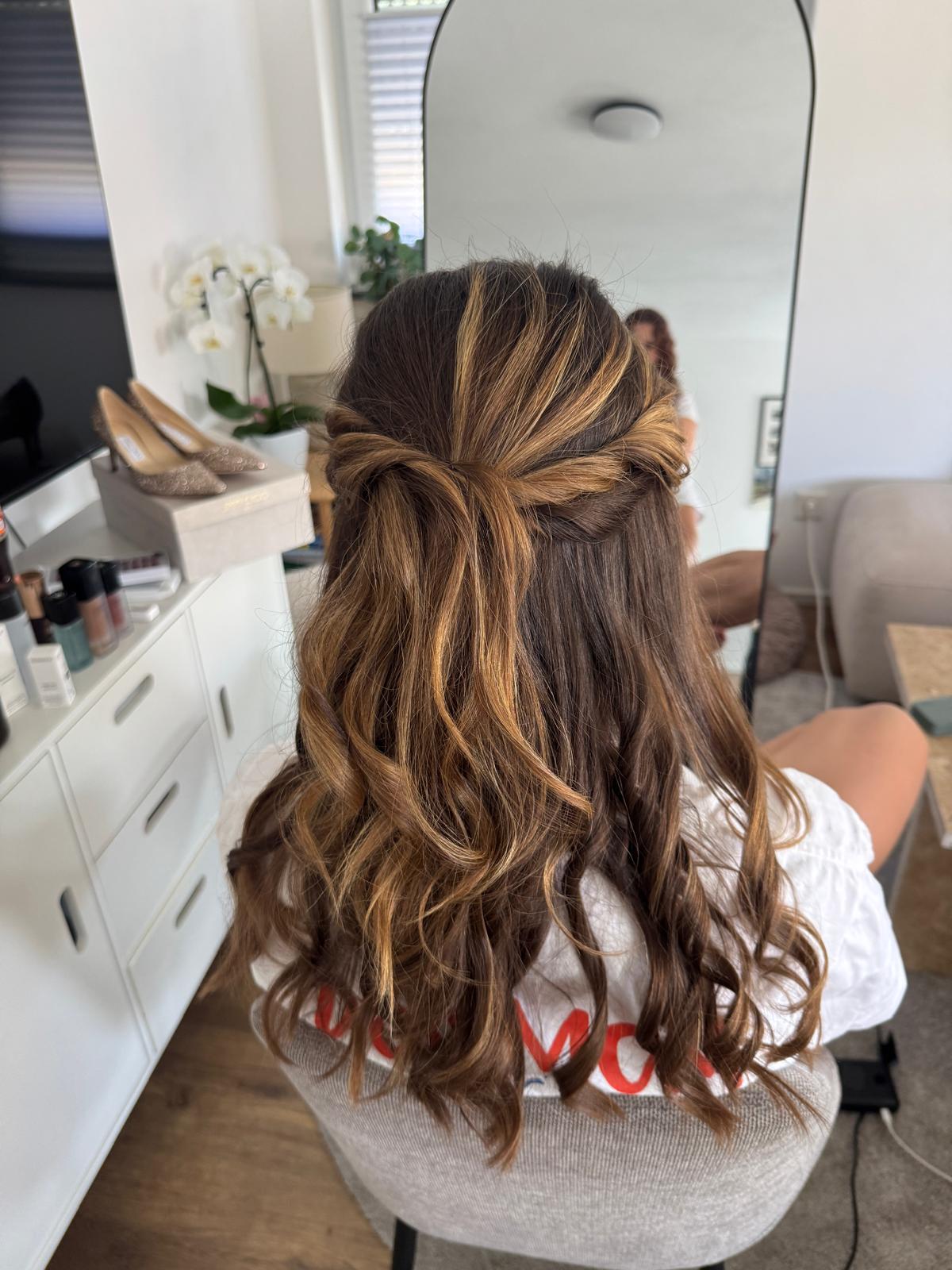 Halboffene Brautfrisur mit Locken und Highlights