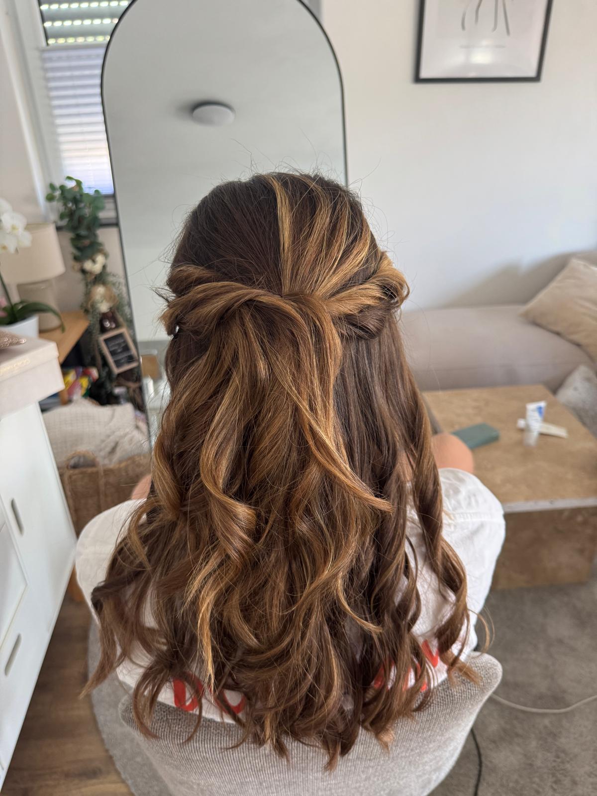 Brautfrisur – halboffene Hochsteckfrisur mit weichen Locken von Vanessa